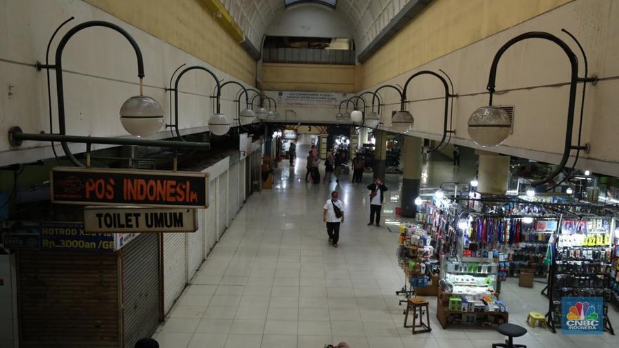 Suasana Terminal Bus Blok M yang akan di revitalisasi, Selasa (21/11/2023). PT Mass Rapid Transit (MRT) Jakarta berencana menjadikan kawasan Blok M menjadi berorientasi transit (transit oriented development/TOD). (CNBC Indonesia/Tri Susilo)