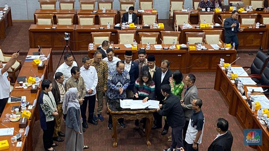 Tandatangan Naskah Revisi UU ITE (CNBC Indonesia/Novina)