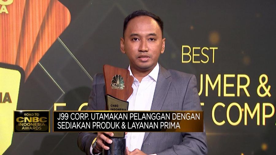 CEO J99 Corp, Ganesya Widya meraih penghargaan Top Local Holding Company dalam Road To CNBC Awards 2023. (CNBC Indonesia TV)