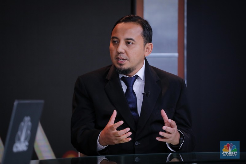 Road To CNBC Indonesia Awards 2023 Direktur Utama PLN Icon Plus, Ari Rahmat Indra Cahyadi menerima penghargaan dalam acara Road To CNBC Indonesia Awards 2023 di Jakarta, Kamis (23/11/2023). (CNBC Indonesia/Faisal Rahman)