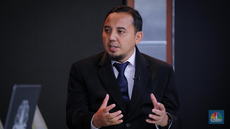 Direktur Utama PLN Icon Plus, Ari Rahmat Indra Cahyadi menerima penghargaan dalam acara Road To CNBC Indonesia Awards 2023 di Jakarta, Kamis (23/11/2023). (CNBC Indonesia/Faisal Rahman)