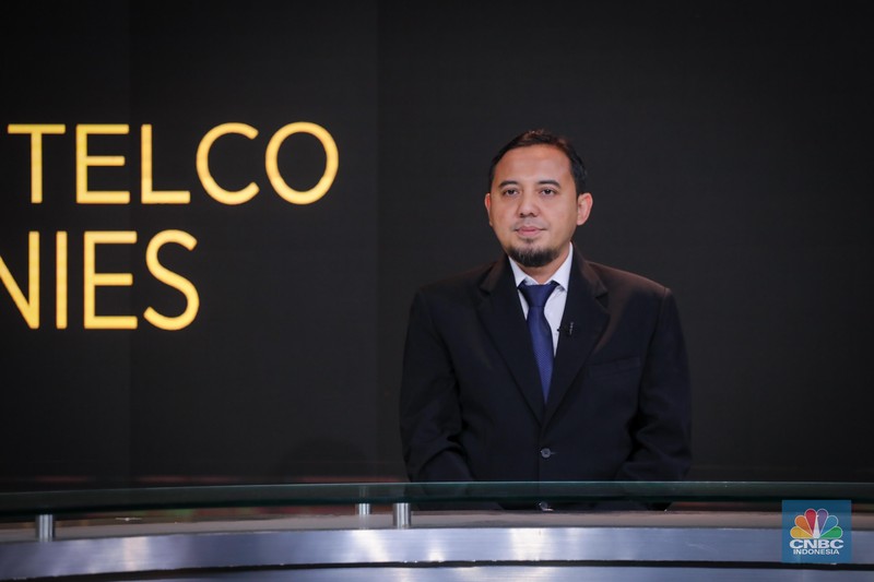 Road To CNBC Indonesia Awards 2023 Direktur Utama PLN Icon Plus, Ari Rahmat Indra Cahyadi menerima penghargaan dalam acara Road To CNBC Indonesia Awards 2023 di Jakarta, Kamis (23/11/2023). (CNBC Indonesia/Faisal Rahman)