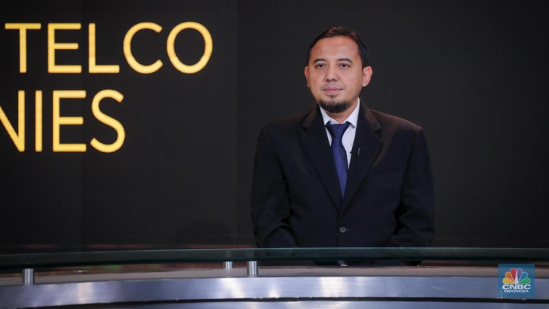 Direktur Utama PLN Icon Plus, Ari Rahmat Indra Cahyadi menerima penghargaan dalam acara Road To CNBC Indonesia Awards 2023 di Jakarta, Kamis (23/11/2023). (CNBC Indonesia/Faisal Rahman)