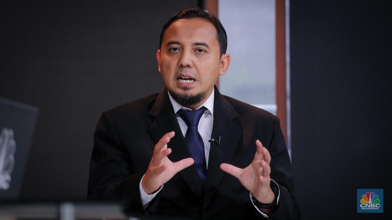Road To CNBC Indonesia Awards 2023 Direktur Utama PLN Icon Plus, Ari Rahmat Indra Cahyadi menerima penghargaan dalam acara Road To CNBC Indonesia Awards 2023 di Jakarta, Kamis (23/11/2023). (CNBC Indonesia/Faisal Rahman)