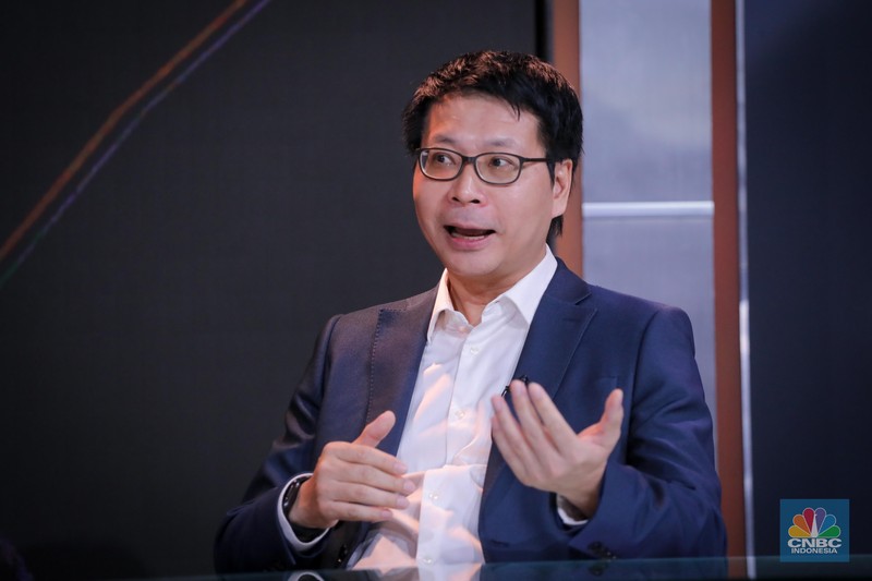 Funder & CEO FUSE, Andy Yeung menerima penghargaan dalam acara Road To CNBC Indonesia Awards 2023 di Jakarta, Kamis (23/11/2023). (CNBC Indonesia/Faisal Rahman)
