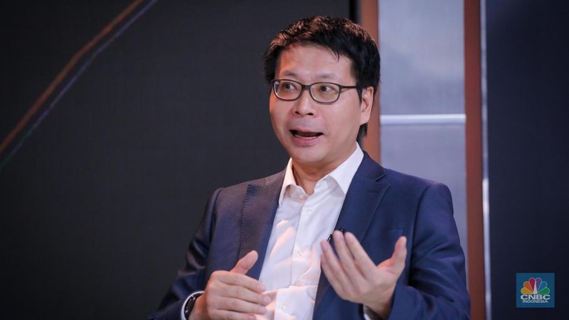 Funder & CEO FUSE, Andy Yeung menerima penghargaan dalam acara Road To CNBC Indonesia Awards 2023 di Jakarta, Kamis (23/11/2023). (CNBC Indonesia/Faisal Rahman)