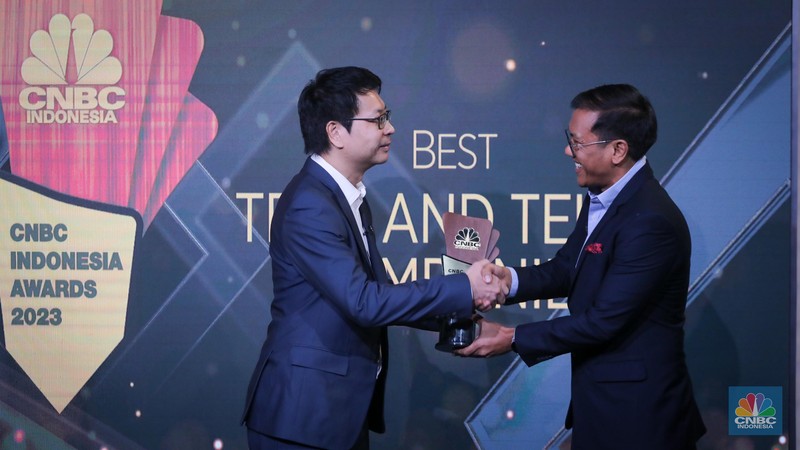 Funder & CEO FUSE, Andy Yeung menerima penghargaan dalam acara Road To CNBC Indonesia Awards 2023 di Jakarta, Kamis (23/11/2023). (CNBC Indonesia/Faisal Rahman) Funder & CEO FUSE, Andy Yeung menerima penghargaan dalam acara Road To CNBC Indonesia Awards 2023 di Jakarta, Kamis (23/11/2023). (CNBC Indonesia/Faisal Rahman)