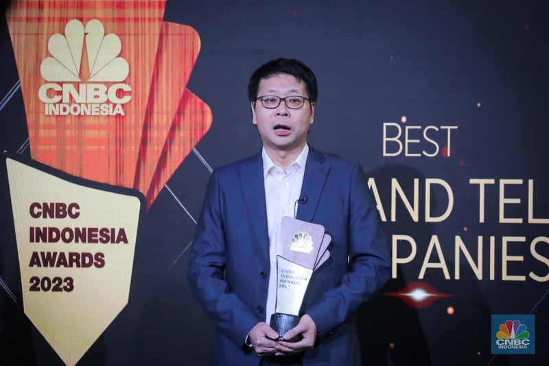 Funder & CEO FUSE, Andy Yeung menerima penghargaan dalam acara Road To CNBC Indonesia Awards 2023 di Jakarta, Kamis (23/11/2023). (CNBC Indonesia/Faisal Rahman) Funder & CEO FUSE, Andy Yeung menerima penghargaan dalam acara Road To CNBC Indonesia Awards 2023 di Jakarta, Kamis (23/11/2023). (CNBC Indonesia/Faisal Rahman)