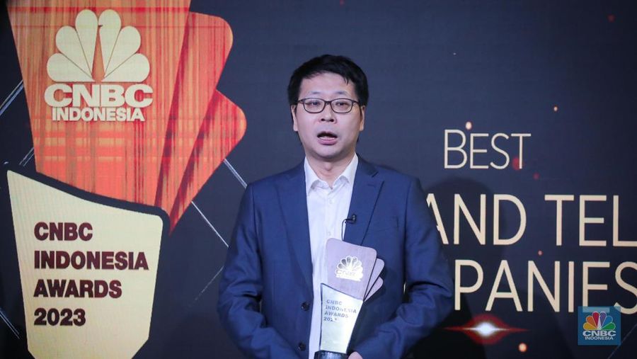 Funder & CEO FUSE, Andy Yeung menerima penghargaan dalam acara Road To CNBC Indonesia Awards 2023 di Jakarta, Kamis (23/11/2023). (CNBC Indonesia/Faisal Rahman)