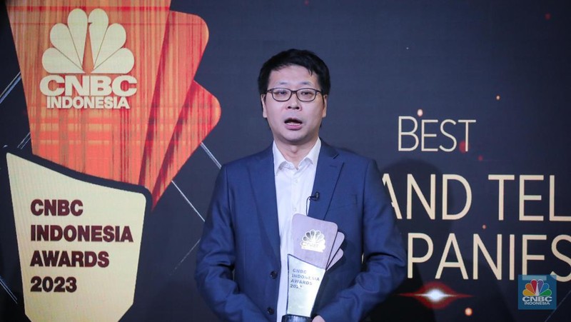 Funder & CEO FUSE, Andy Yeung menerima penghargaan dalam acara Road To CNBC Indonesia Awards 2023 di Jakarta, Kamis (23/11/2023). (CNBC Indonesia/Faisal Rahman)