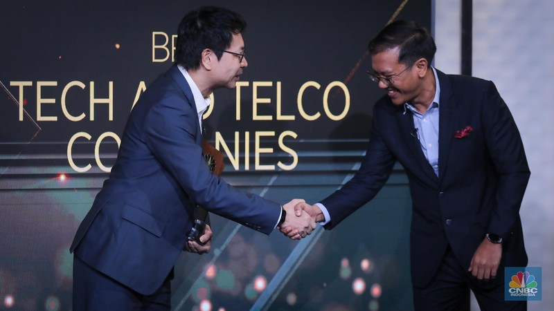 Funder & CEO FUSE, Andy Yeung menerima penghargaan dalam acara Road To CNBC Indonesia Awards 2023 di Jakarta, Kamis (23/11/2023). (CNBC Indonesia/Faisal Rahman)
