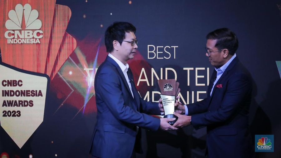 Funder & CEO FUSE, Andy Yeung menerima penghargaan dalam acara Road To CNBC Indonesia Awards 2023 di Jakarta, Kamis (23/11/2023). (CNBC Indonesia/Faisal Rahman)