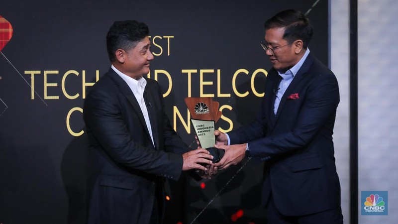 The Senior Vice President - Head Of Customers Experience Indosat Ooredeoo Hutchison, Julandi George Fransiskus menerima penghargaan dalam acara Road To CNBC Indonesia Awards 2023 di Jakarta, Kamis (23/11/2023). (CNBC Indonesia/Faisal Rahman)