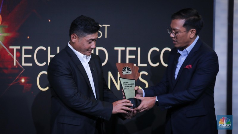 Head Of Customers Experience Indosat Ooredeoo Hutchison The Senior Vice President - Head Of Customers Experience Indosat Ooredeoo Hutchison, Julandi George Fransiskus menerima penghargaan dalam acara Road To CNBC Indonesia Awards 2023 di Jakarta, Kamis (23/11/2023). (CNBC Indonesia/Faisal Rahman)