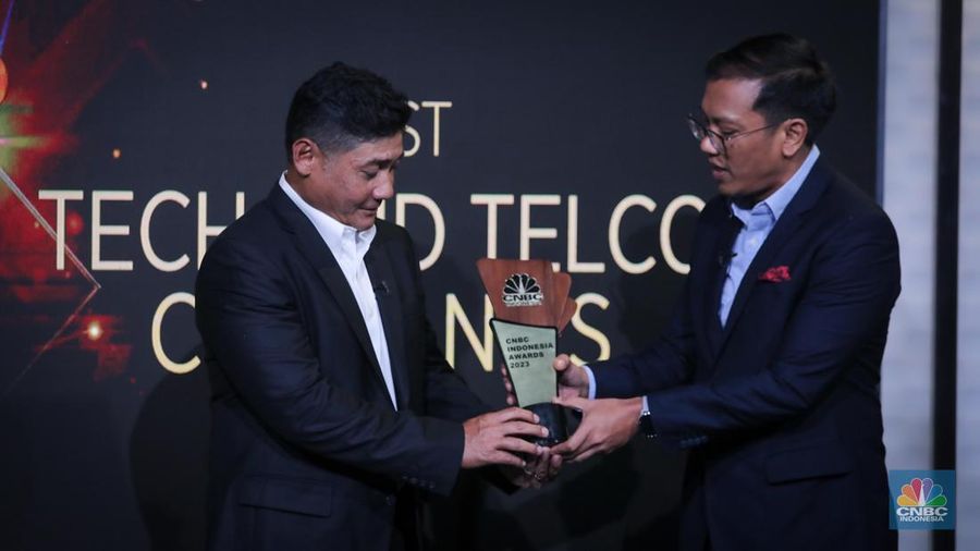 The Senior Vice President - Head Of Customers Experience Indosat Ooredeoo Hutchison, Julandi George Fransiskus menerima penghargaan dalam acara Road To CNBC Indonesia Awards 2023 di Jakarta, Kamis (23/11/2023). (CNBC Indonesia/Faisal Rahman)