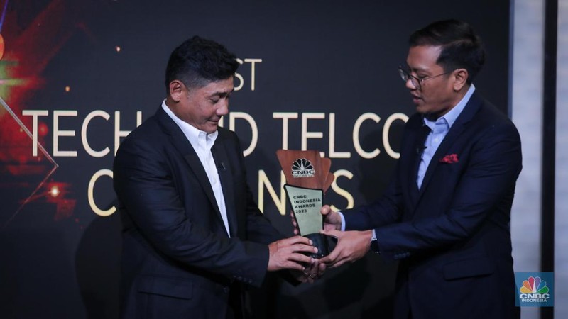 The Senior Vice President - Head Of Customers Experience Indosat Ooredeoo Hutchison, Julandi George Fransiskus menerima penghargaan dalam acara Road To CNBC Indonesia Awards 2023 di Jakarta, Kamis (23/11/2023). (CNBC Indonesia/Faisal Rahman)