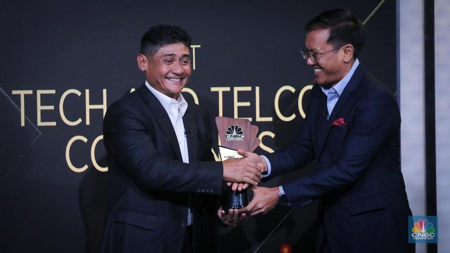 The Senior Vice President - Head Of Customers Experience Indosat Ooredeoo Hutchison, Julandi George Fransiskus menerima penghargaan dalam acara Road To CNBC Indonesia Awards 2023 di Jakarta, Kamis (23/11/2023). (CNBC Indonesia/Faisal Rahman)