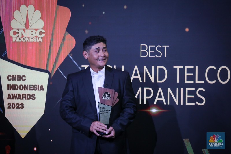 Head Of Customers Experience Indosat Ooredeoo Hutchison The Senior Vice President - Head Of Customers Experience Indosat Ooredeoo Hutchison, Julandi George Fransiskus menerima penghargaan dalam acara Road To CNBC Indonesia Awards 2023 di Jakarta, Kamis (23/11/2023). (CNBC Indonesia/Faisal Rahman)
