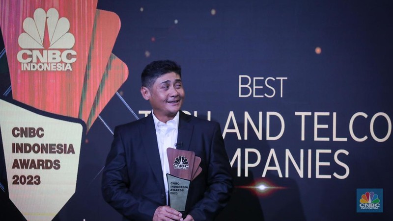 The Senior Vice President - Head Of Customers Experience Indosat Ooredeoo Hutchison, Julandi George Fransiskus menerima penghargaan dalam acara Road To CNBC Indonesia Awards 2023 di Jakarta, Kamis (23/11/2023). (CNBC Indonesia/Faisal Rahman)