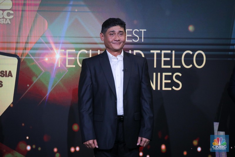 The Senior Vice President - Head Of Customers Experience Indosat Ooredeoo Hutchison, Julandi George Fransiskus menerima penghargaan dalam acara Road To CNBC Indonesia Awards 2023 di Jakarta, Kamis (23/11/2023). (CNBC Indonesia/Faisal Rahman)