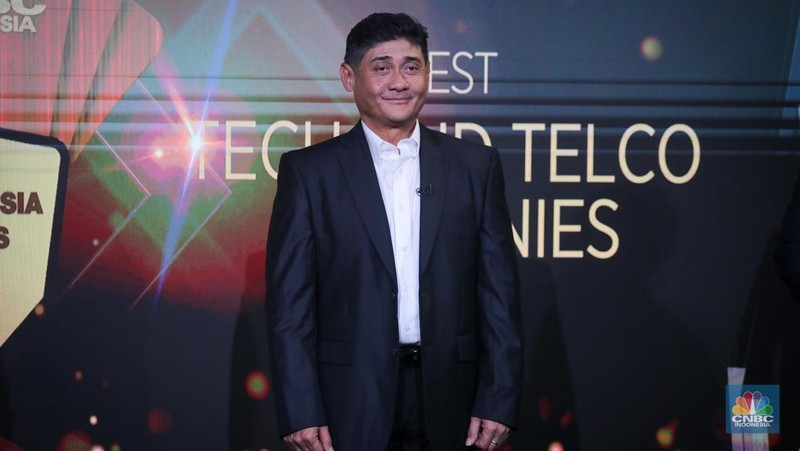The Senior Vice President - Head Of Customers Experience Indosat Ooredeoo Hutchison, Julandi George Fransiskus menerima penghargaan dalam acara Road To CNBC Indonesia Awards 2023 di Jakarta, Kamis (23/11/2023). (CNBC Indonesia/Faisal Rahman)