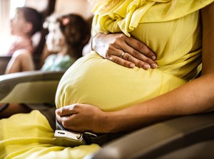 Dokter Obgyn: Pesawat Komersil dan Jet Pribadi Sama-sama Berisiko buat Bumil