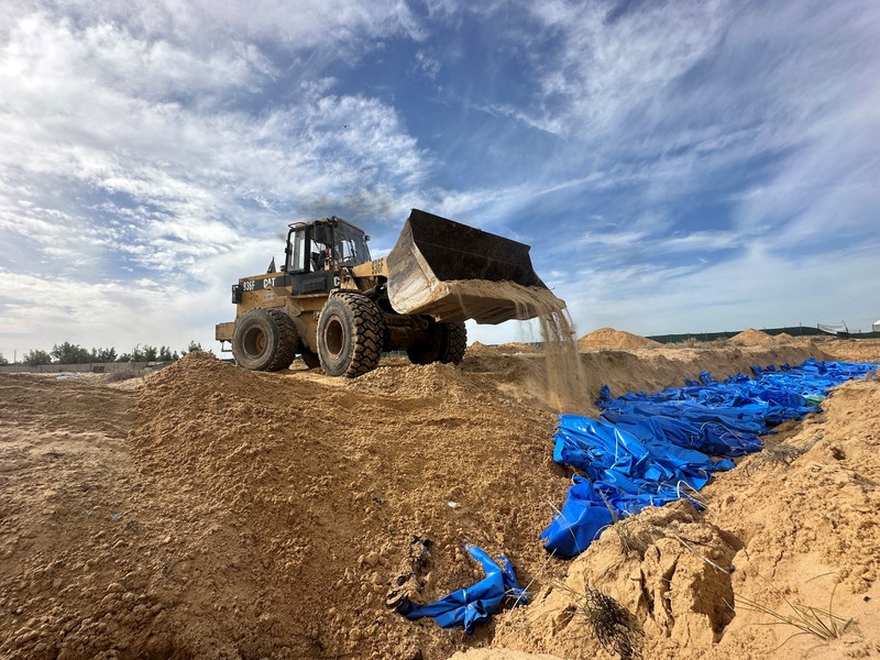 The bodies of Palestinians killed in Israeli strikes and fire are buried in a mass grave, after they were transported from Al Shifa hospital in Gaza City for burial, in Khan Younis in the southern Gaza Strip November 22, 2023. REUTERS/Mohammed Salem