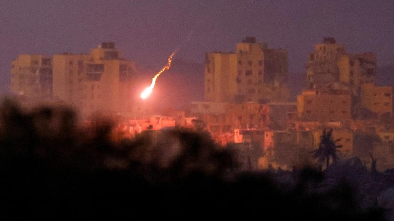 An explosion takes place during Israeli air strikes over Gaza, as seen from southern Israel, amid the ongoing conflict between Israel and the Palestinian group Hamas, November 22, 2023. REUTERS/Alexander Ermochenko