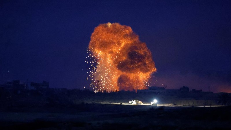 An explosion takes place during Israeli air strikes over Gaza, as seen from southern Israel, amid the ongoing conflict between Israel and the Palestinian group Hamas, November 22, 2023. REUTERS/Alexander Ermochenko