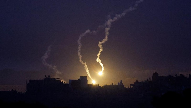 An explosion takes place during Israeli air strikes over Gaza, as seen from southern Israel, amid the ongoing conflict between Israel and the Palestinian group Hamas, November 22, 2023. REUTERS/Alexander Ermochenko
