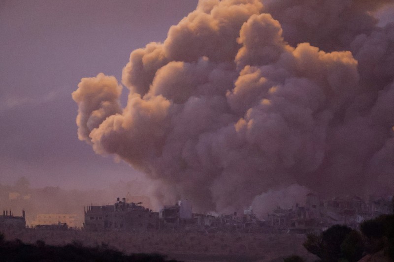 An explosion takes place during Israeli air strikes over Gaza, as seen from southern Israel, amid the ongoing conflict between Israel and the Palestinian group Hamas, November 22, 2023. REUTERS/Alexander Ermochenko