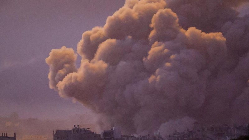 An explosion takes place during Israeli air strikes over Gaza, as seen from southern Israel, amid the ongoing conflict between Israel and the Palestinian group Hamas, November 22, 2023. REUTERS/Alexander Ermochenko