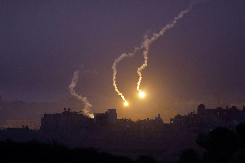 An explosion takes place during Israeli air strikes over Gaza, as seen from southern Israel, amid the ongoing conflict between Israel and the Palestinian group Hamas, November 22, 2023. REUTERS/Alexander Ermochenko
