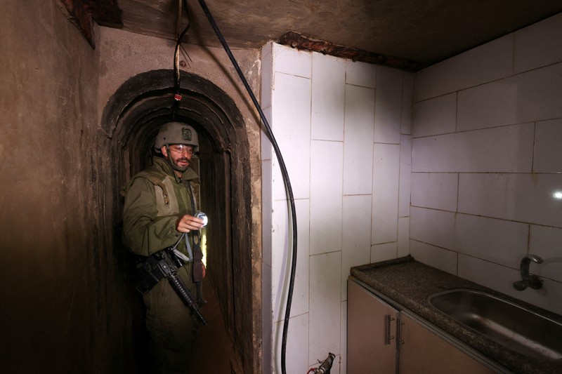 Israeli soldiers operate at the opening to a tunnel at Al Shifa Hospital compound in Gaza City, amid the ongoing ground operation of the Israeli army against Palestinian Islamist group Hamas, in the Gaza Strip, November 22, 2023. REUTERS/Ronen Zvulun  EDITOR'S NOTE: REUTERS PHOTOGRAPHS WERE REVIEWED BY THE IDF AS PART OF THE CONDITIONS OF THE EMBED. NO PHOTOS WERE REMOVED.