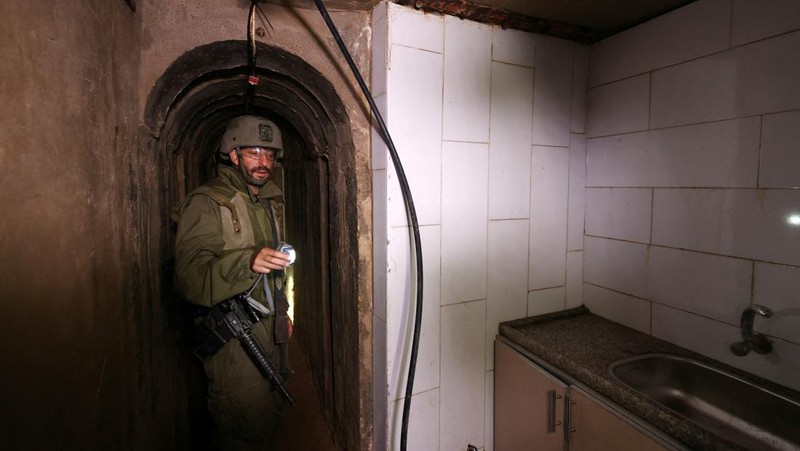 Israeli soldiers operate at the opening to a tunnel at Al Shifa Hospital compound in Gaza City, amid the ongoing ground operation of the Israeli army against Palestinian Islamist group Hamas, in the Gaza Strip, November 22, 2023. REUTERS/Ronen Zvulun  EDITOR'S NOTE: REUTERS PHOTOGRAPHS WERE REVIEWED BY THE IDF AS PART OF THE CONDITIONS OF THE EMBED. NO PHOTOS WERE REMOVED.