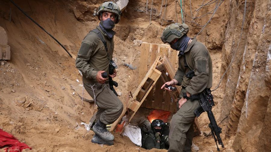 Israeli soldiers operate at the opening to a tunnel at Al Shifa Hospital compound in Gaza City, amid the ongoing ground operation of the Israeli army against Palestinian Islamist group Hamas, in the Gaza Strip, November 22, 2023. REUTERS/Ronen Zvulun  EDITOR'S NOTE: REUTERS PHOTOGRAPHS WERE REVIEWED BY THE IDF AS PART OF THE CONDITIONS OF THE EMBED. NO PHOTOS WERE REMOVED.