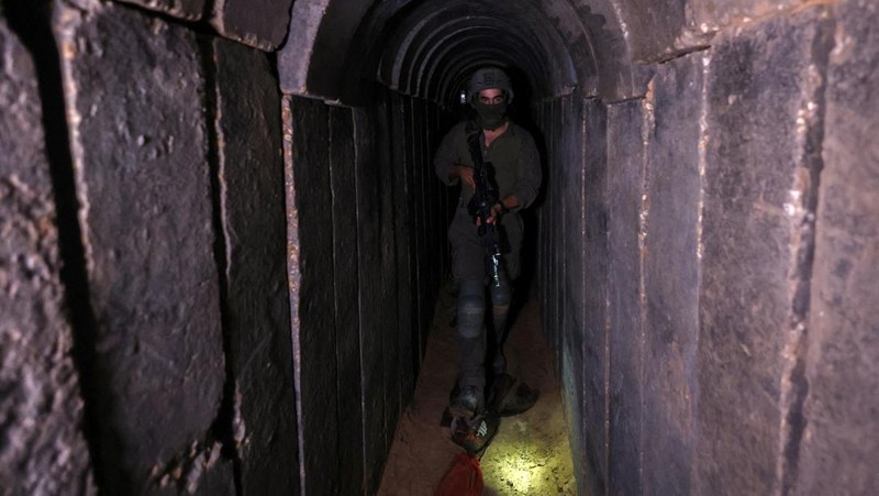 Israeli soldiers operate at the opening to a tunnel at Al Shifa Hospital compound in Gaza City, amid the ongoing ground operation of the Israeli army against Palestinian Islamist group Hamas, in the Gaza Strip, November 22, 2023. REUTERS/Ronen Zvulun  EDITOR'S NOTE: REUTERS PHOTOGRAPHS WERE REVIEWED BY THE IDF AS PART OF THE CONDITIONS OF THE EMBED. NO PHOTOS WERE REMOVED.