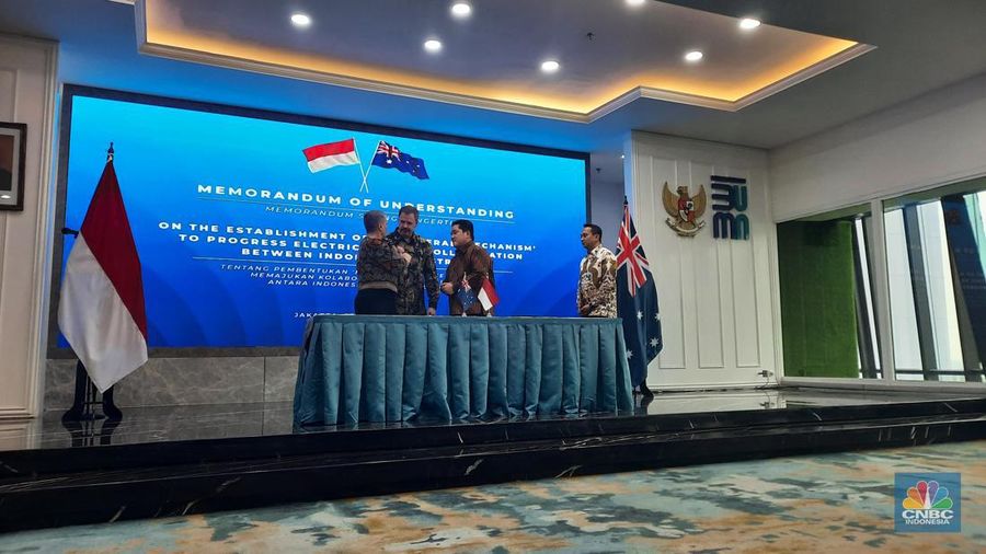 Kemenko Marves dan Kementerian Industri dan Sains Australia menandatangani MoU pengembangan kendaraan listrik (EV) antar kedua negara. (CNBC Indonesia/Firda Dwi Muliawati)