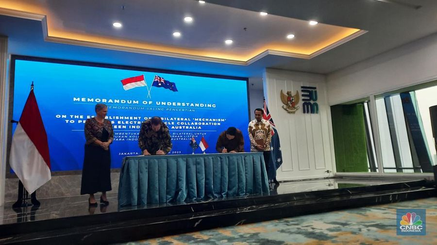 Kemenko Marves dan Kementerian Industri dan Sains Australia menandatangani MoU pengembangan kendaraan listrik (EV) antar kedua negara. (CNBC Indonesia/Firda Dwi Muliawati)