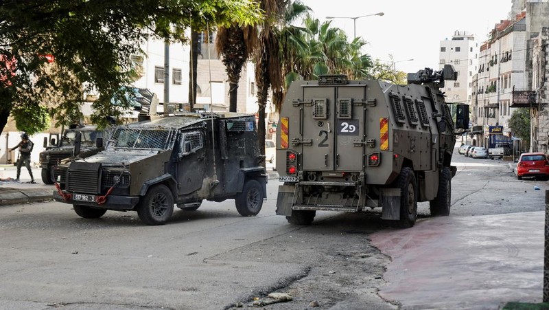 Warga Palestina mengevakuasi korban selamat pasca serangan Israel di Jalur Gaza di Rafah pada Sabtu, 23 November 2023. (AP Photo/Hatem Ali)