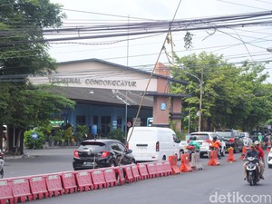 Penampakan Kabel Menjuntai di Depan Terminal Condongcatur Ditopang Bambu