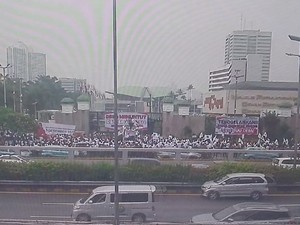 Jalan Depan DPR Dipenuhi Massa Demo, TransJ Arah Slipi Dialihkan ke Tol