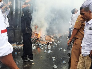Massa Apdesi Bakar-bakar Depan Gedung DPR, Minta Revisi UU Desa