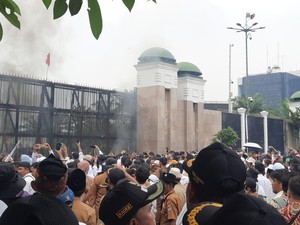Demo Apdesi di DPR Ricuh, Massa Lempari Botol ke Polisi