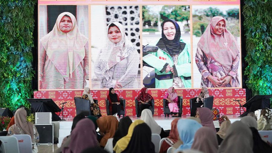 Menteri Pemberdayaan Perempuan dan Perlindungan Anak Republik Indonesia, I Gusti Ayu Bintang Darmawati menyapa perwakilan nasabah PNM Mekaar dan beberapa komunitas perempuan di Aceh dalam acara Keajaiban Perempuan Indonesia yang juga sekaligus sebagai roadshow peringatan Hari Ibu ke-95, pada Rabu (22/11/2023).