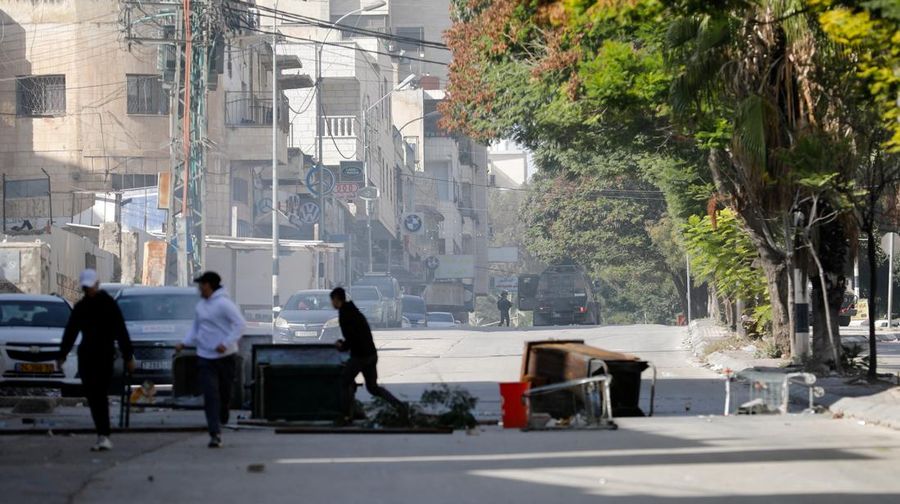 Warga Palestina mengevakuasi korban selamat pasca serangan Israel di Jalur Gaza di Rafah pada Sabtu, 23 November 2023. (AP Photo/Hatem Ali)