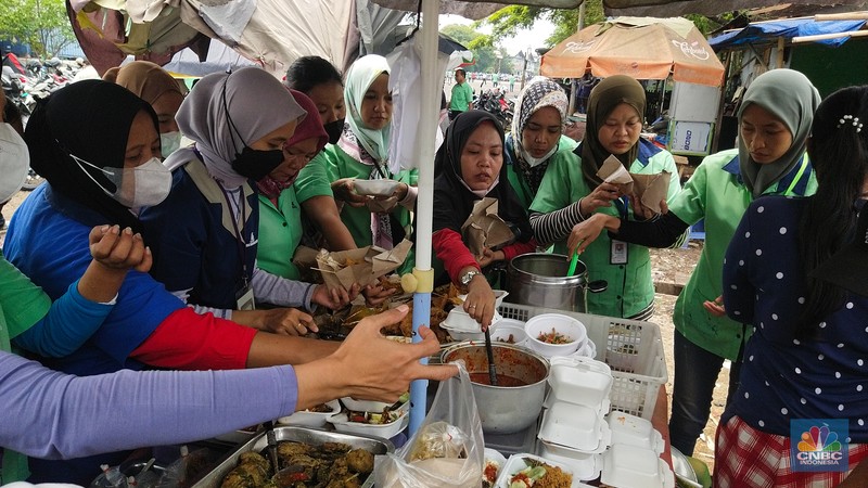 Para buruh pabrik garmen berbelanja makan siang dari pedagang kaki lima di luar pabrik di kawasan Jakarta, Kamis (23/11/2023). (CNBC Indonesia/Tri Susilo)