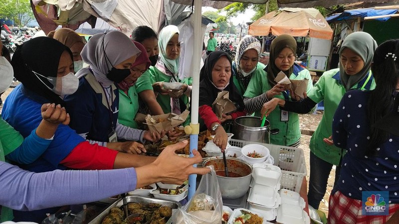 Para buruh pabrik garmen berbelanja makan siang dari pedagang kaki lima di luar pabrik di kawasan Jakarta, Kamis (23/11/2023). (CNBC Indonesia/Tri Susilo)