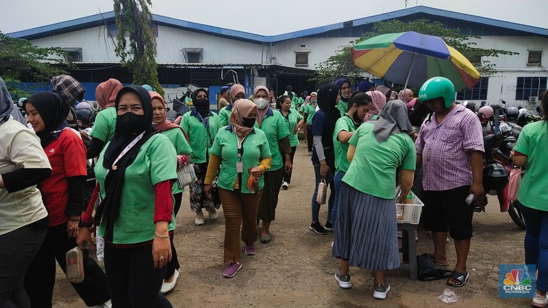 Para buruh pabrik garmen berbelanja makan siang dari pedagang kaki lima di luar pabrik di kawasan Jakarta, Kamis (23/11/2023). (CNBC Indonesia/Tri Susilo)