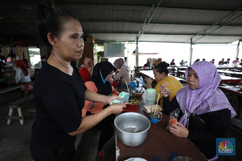 Para buruh pabrik garmen berbelanja makan siang dari pedagang kaki lima di luar pabrik di kawasan Jakarta, Kamis (23/11/2023). Para buruh pabrik garmen berbelanja makan siang dari pedagang kaki lima di luar pabrik di kawasan Jakarta, Kamis (23/11/2023). (CNBC Indonesia/Tri Susilo)